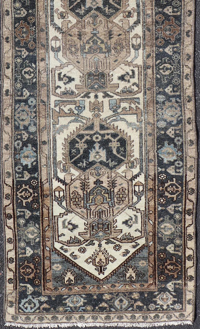 Antiker persischer Hamadan-Läufer mit Medaillon-Motiven in Deep Indigo 2'6 x 8'9 (Malayer) im Angebot