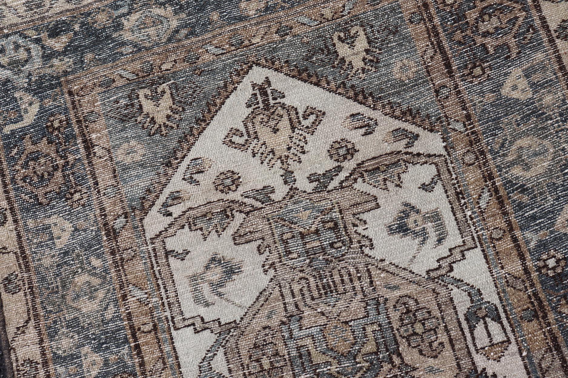Antiker persischer Hamadan-Läufer mit Medaillon-Motiven in Deep Indigo 2'6 x 8'9 (Persisch) im Angebot