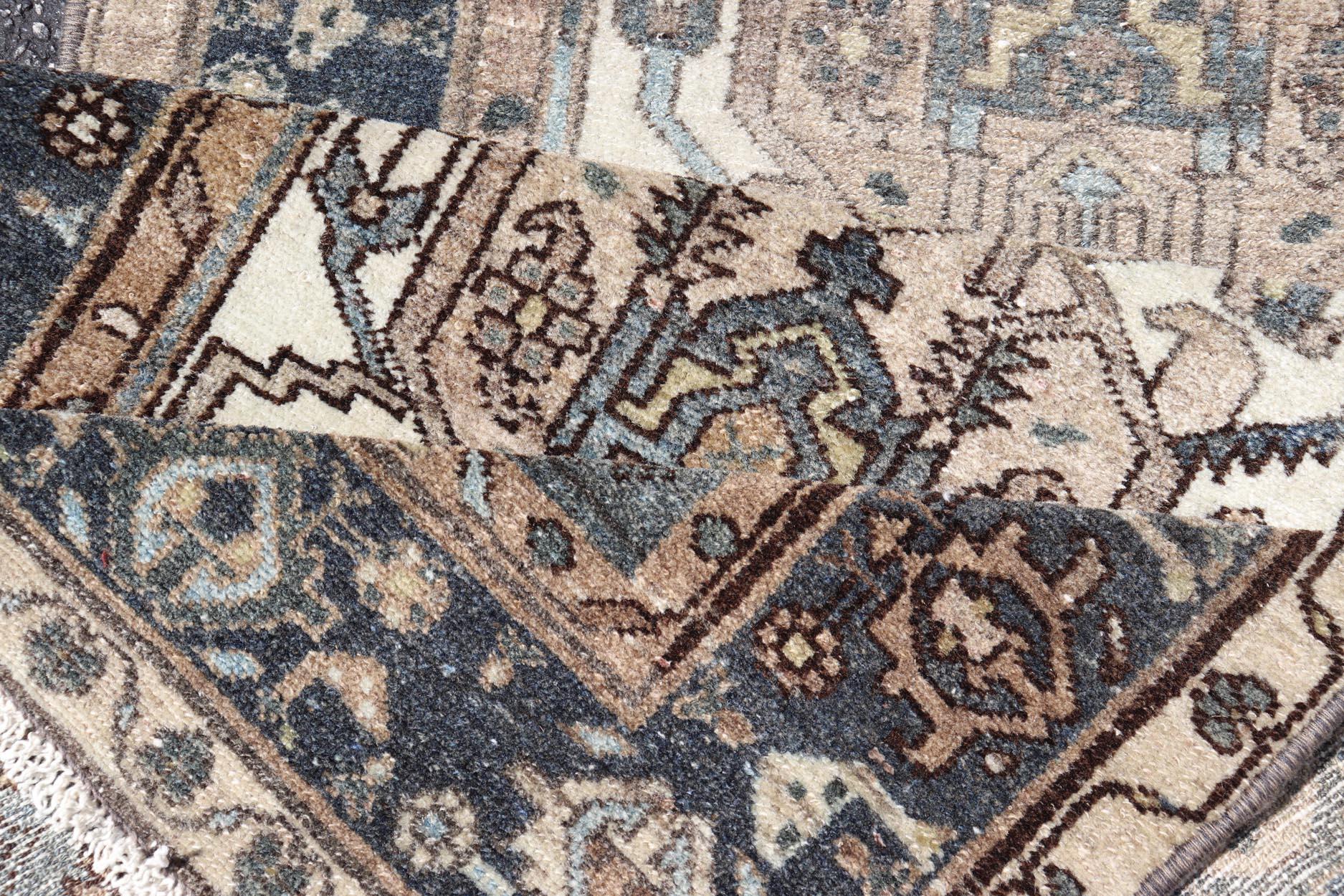 Antiker persischer Hamadan-Läufer mit Medaillon-Motiven in Deep Indigo 2'6 x 8'9 (Handgeknüpft) im Angebot