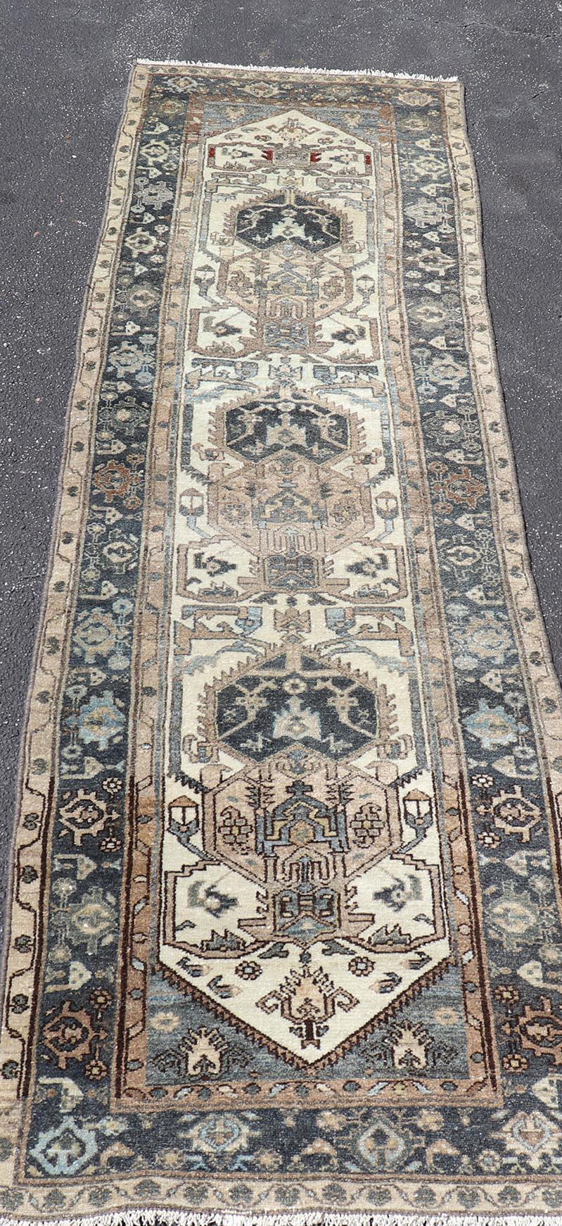 Antiker persischer Hamadan-Läufer mit Medaillon-Motiven in Deep Indigo 2'6 x 8'9 im Zustand „Gut“ im Angebot in Atlanta, GA