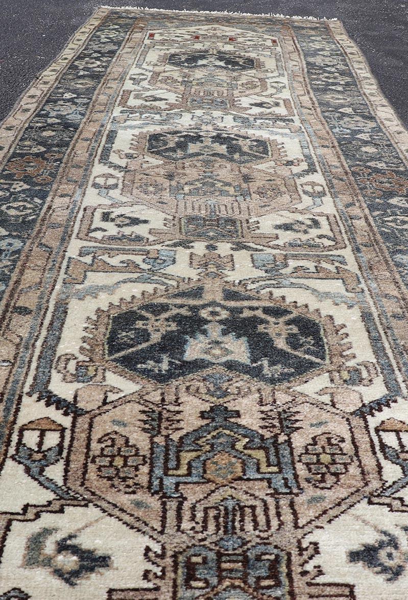 Antiker persischer Hamadan-Läufer mit Medaillon-Motiven in Deep Indigo 2'6 x 8'9 (20. Jahrhundert) im Angebot