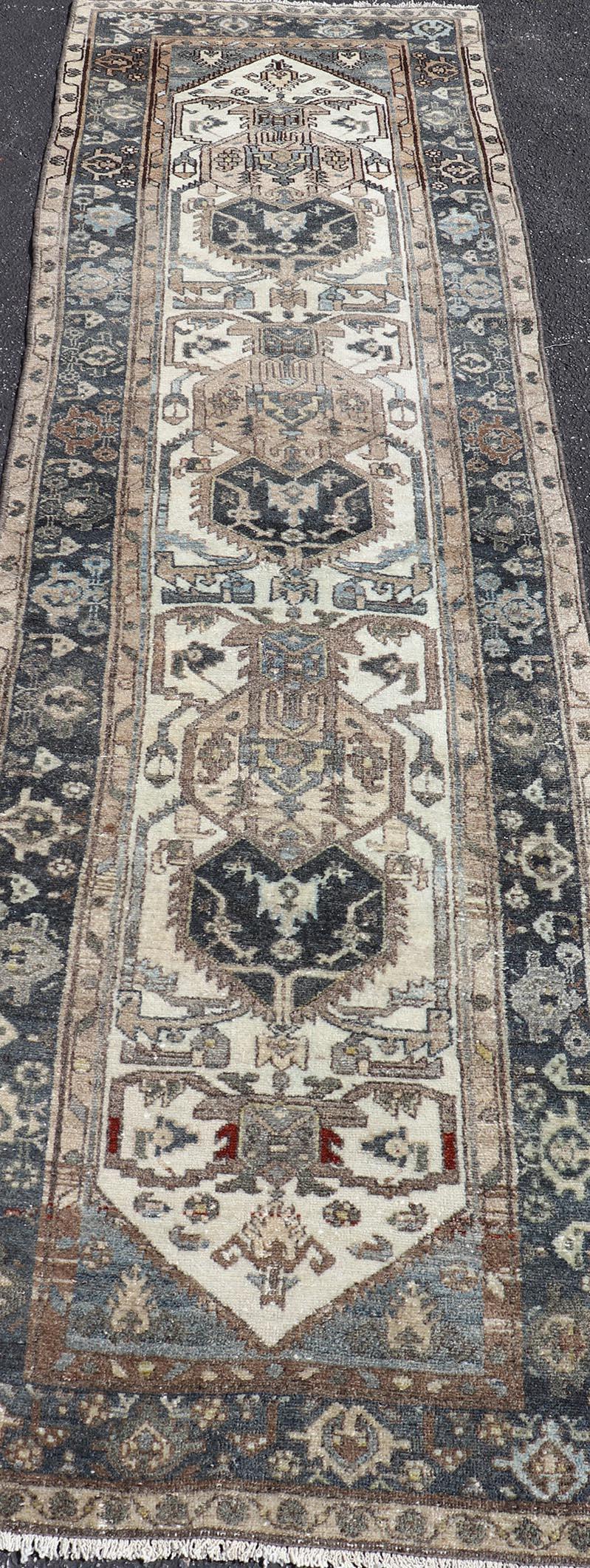 Antiker persischer Hamadan-Läufer mit Medaillon-Motiven in Deep Indigo 2'6 x 8'9 (Wolle) im Angebot