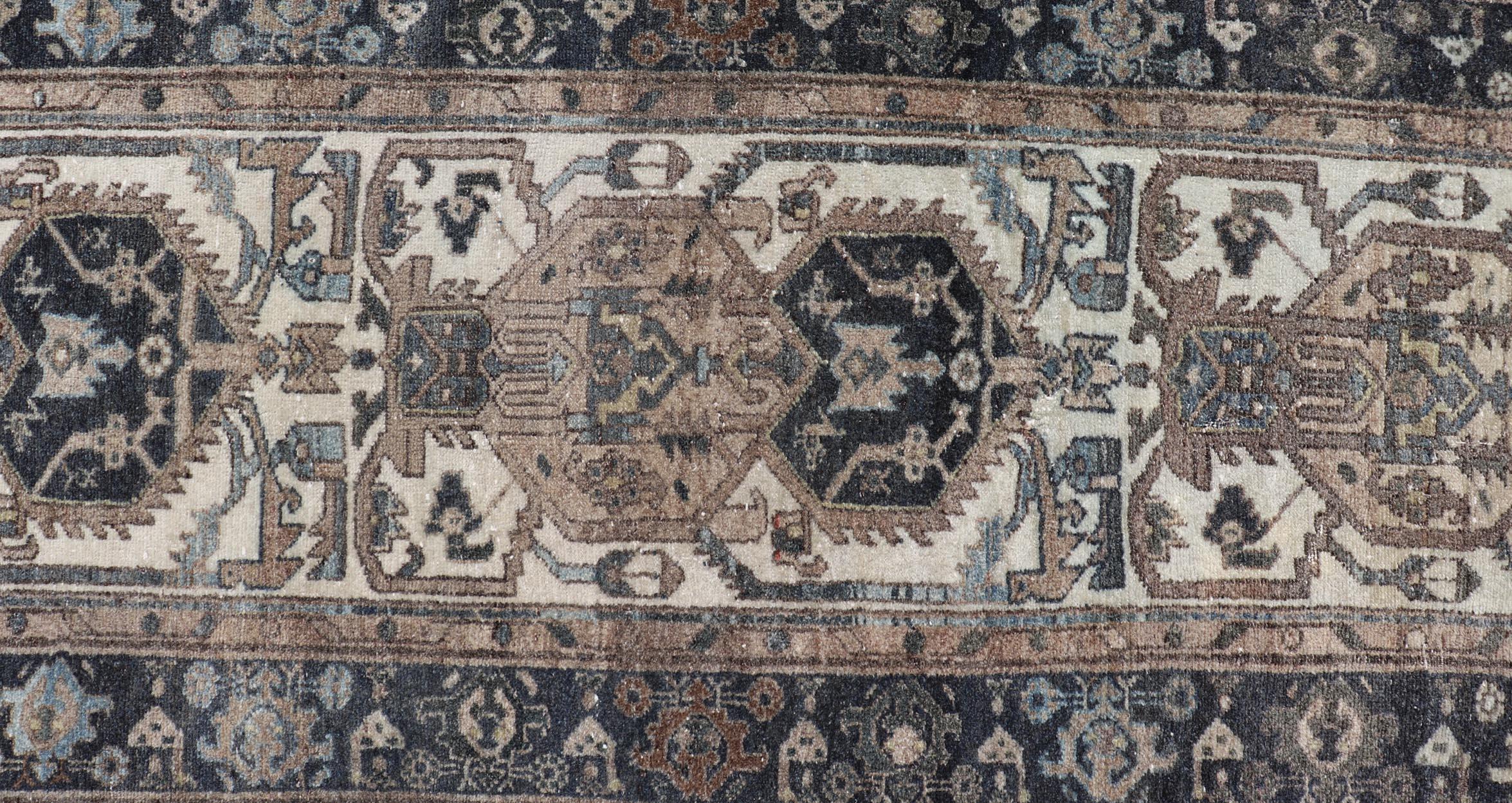 Antiker persischer Hamadan-Läufer mit Medaillon-Motiven in Deep Indigo 2'6 x 8'9 im Angebot 1