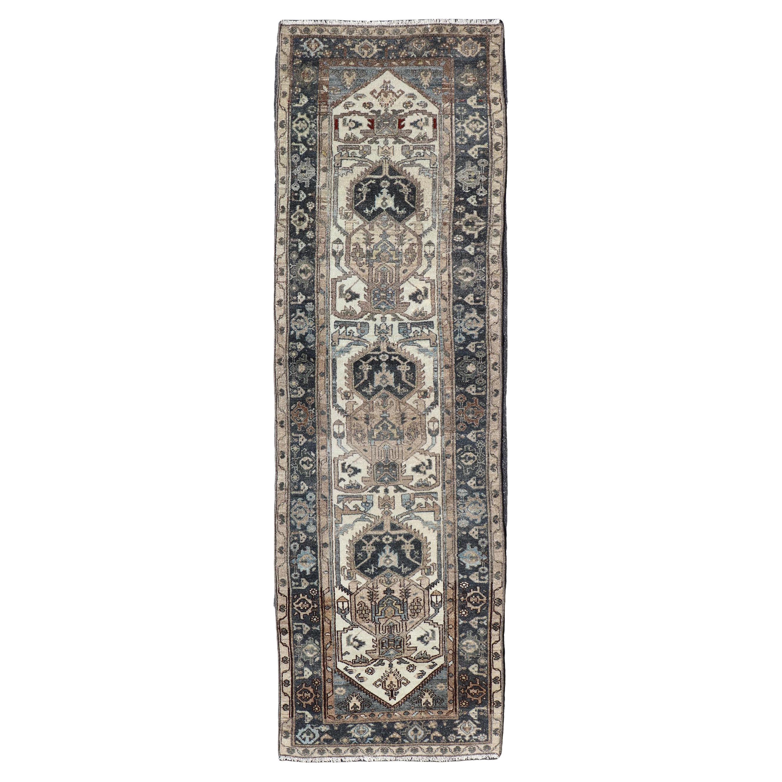 Tapis persan Hamadan antique à motifs de médaillons en indigo profond 2'6 x 8'9
