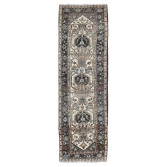 Tapis persan Hamadan antique à motifs de médaillons en indigo profond 2'6 x 8'9