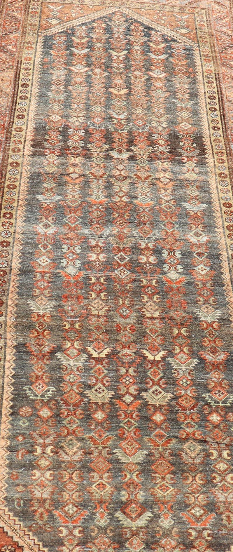 Antiker persischer Hamadan-Läufer mit subgeometrischem Stammesmotiv im Design (Handgeknüpft) im Angebot
