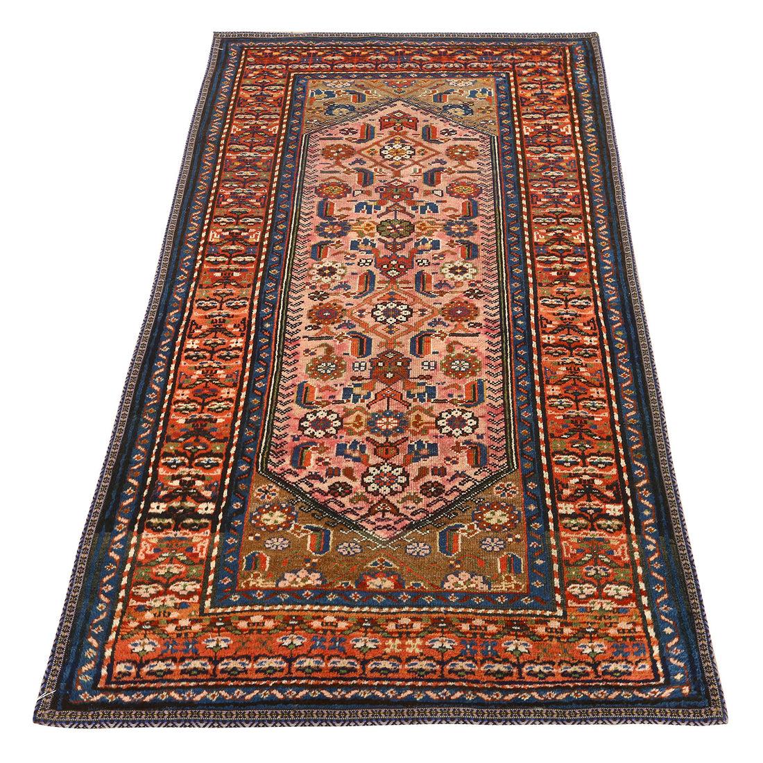 Les tapis de Hamedan sont des tapis persans provenant de la région de Hamedan, dans le nord-ouest de l'Iran. Réputés pour leur durabilité, leurs designs traditionnels et leurs couleurs éclatantes.

Les tapis de l'AMTradition sont polyvalents et