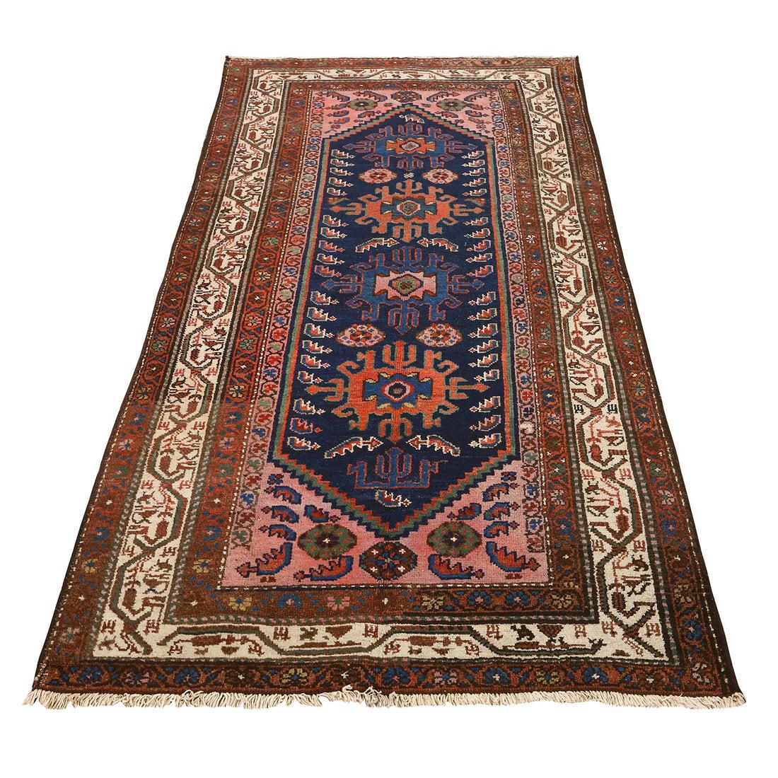 Les tapis de Hamedan sont des tapis persans provenant de la région de Hamedan, dans le nord-ouest de l'Iran. Réputés pour leur durabilité, leurs designs traditionnels et leurs couleurs éclatantes.

Les tapis de l'AMTradition sont polyvalents et