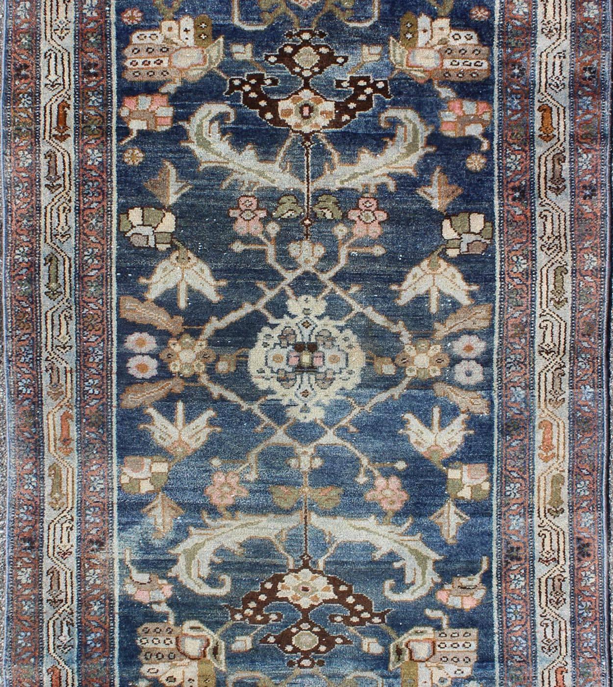 dunkelblauer teppich