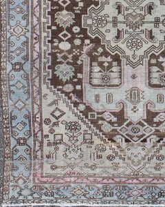 Antiker persischer Hamedan-Teppich mit geometrischem Medaillon in Blau, Rosa, Schokoladenbraun und Schokolade