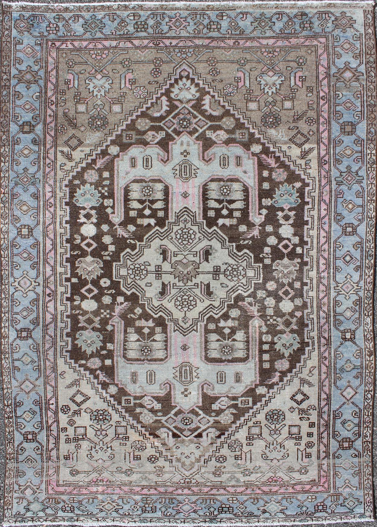 Antigua Alfombra Persa Hamedan con Medallón Geométrico en Azul, Rosa y Chocolate Lana en venta