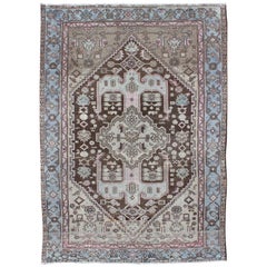 Tapis persan ancien Hamedan avec médaillon géométrique en bleu, rose, chocolat