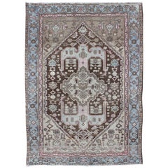 Antiker persischer Hamedan-Teppich mit geometrischem Medaillon in Blau, Rosa und Schokolade