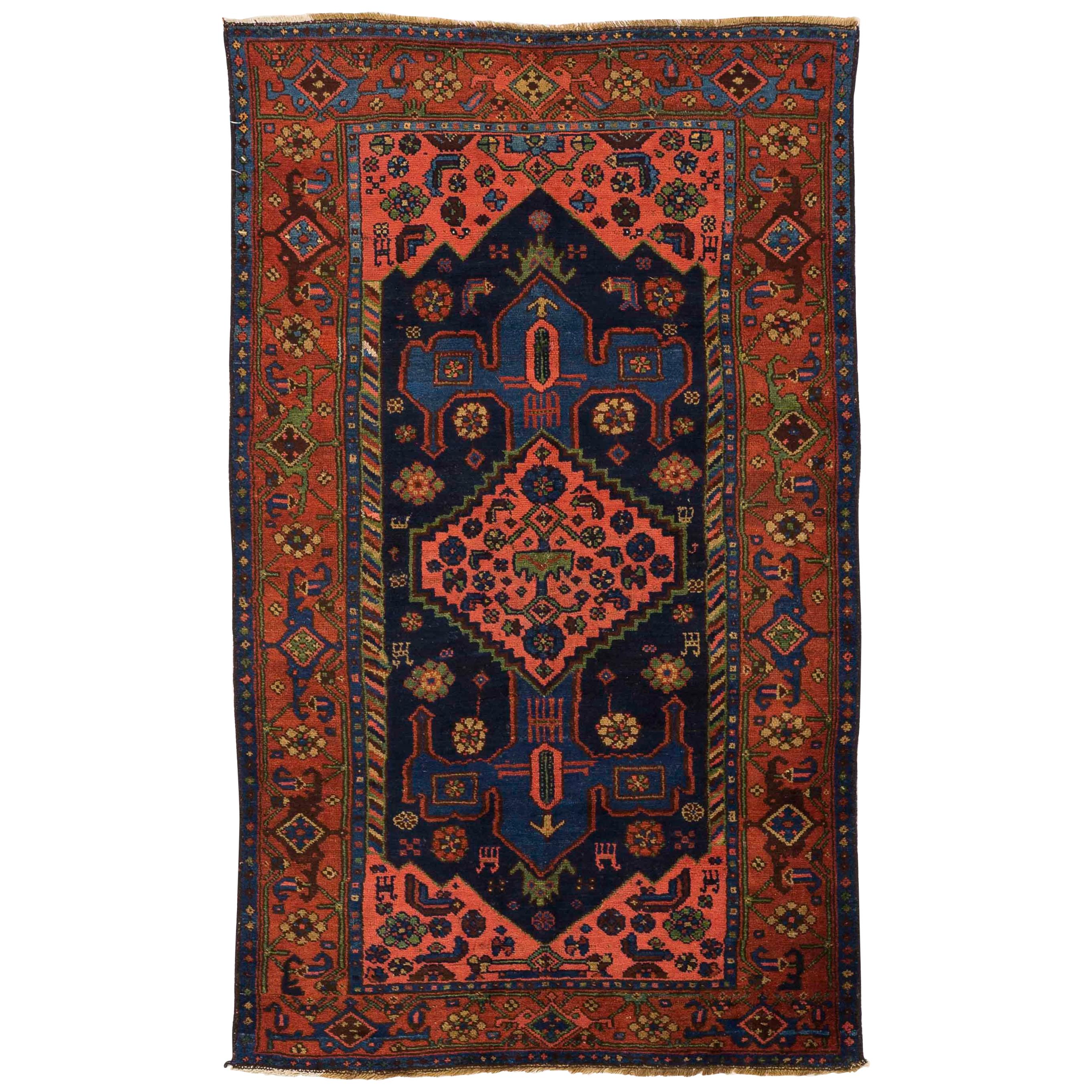 Tapis persan ancien du Hamedan avec motifs d'ancre rouges et bleues sur le champ central en vente
