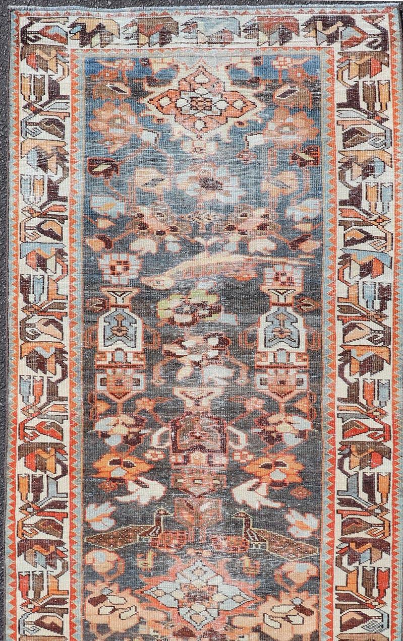 Ancien chemin de table persan Hamedan à motifs floraux dans les tons marron, orange et ivoire. Keivan Woven Arts / tapis EMB-22104-15102, pays d'origine / type : Iran / Hamadan, circa 1920
Mesures : 3'2 x 9'9 
Ce chemin de table hamadan persan