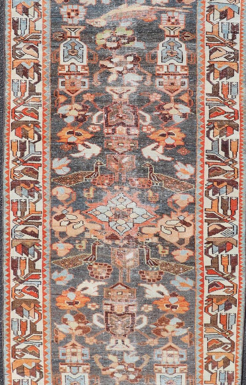 Malayer Chemin de table persan antique Hamedan à motifs floraux dans les tons Brown, Orange et Ivoire en vente