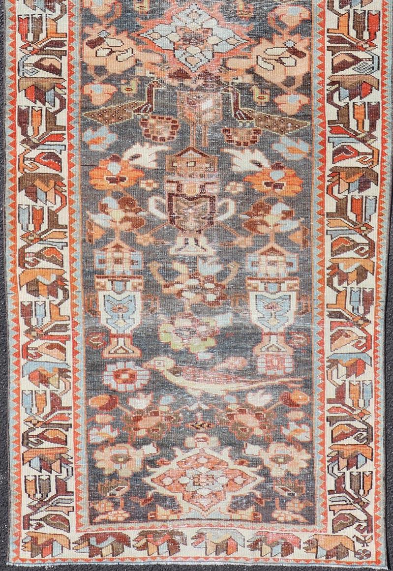 Perse Chemin de table persan antique Hamedan à motifs floraux dans les tons Brown, Orange et Ivoire en vente