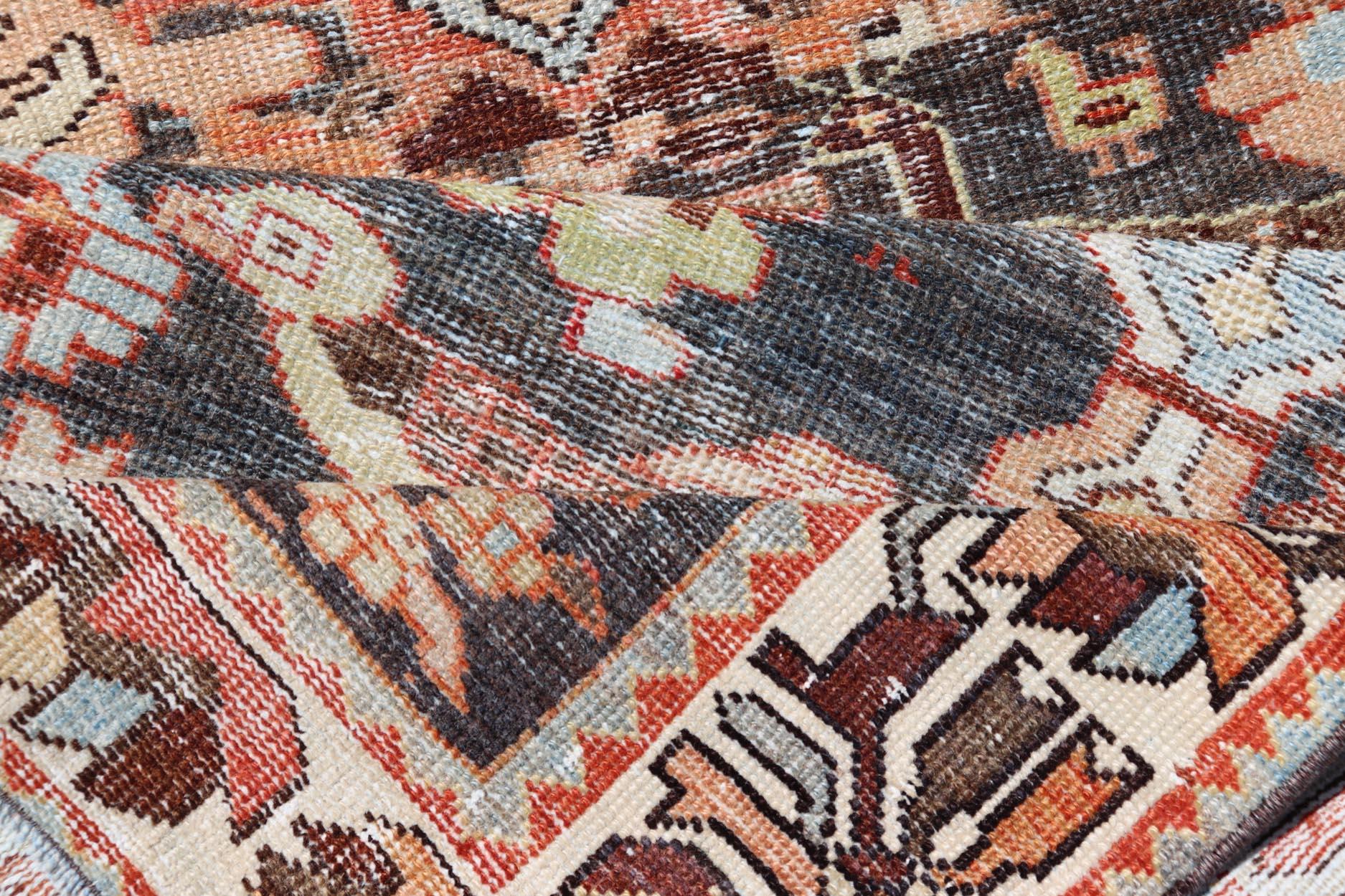 Noué à la main Chemin de table persan antique Hamedan à motifs floraux dans les tons Brown, Orange et Ivoire en vente