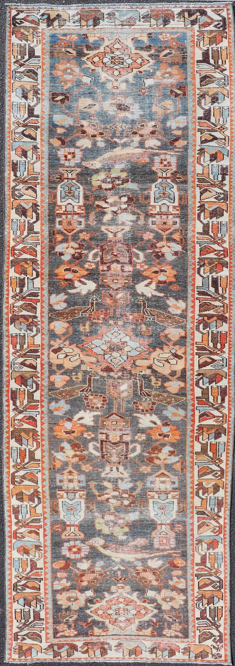 Chemin de table persan antique Hamedan à motifs floraux dans les tons Brown, Orange et Ivoire en vente