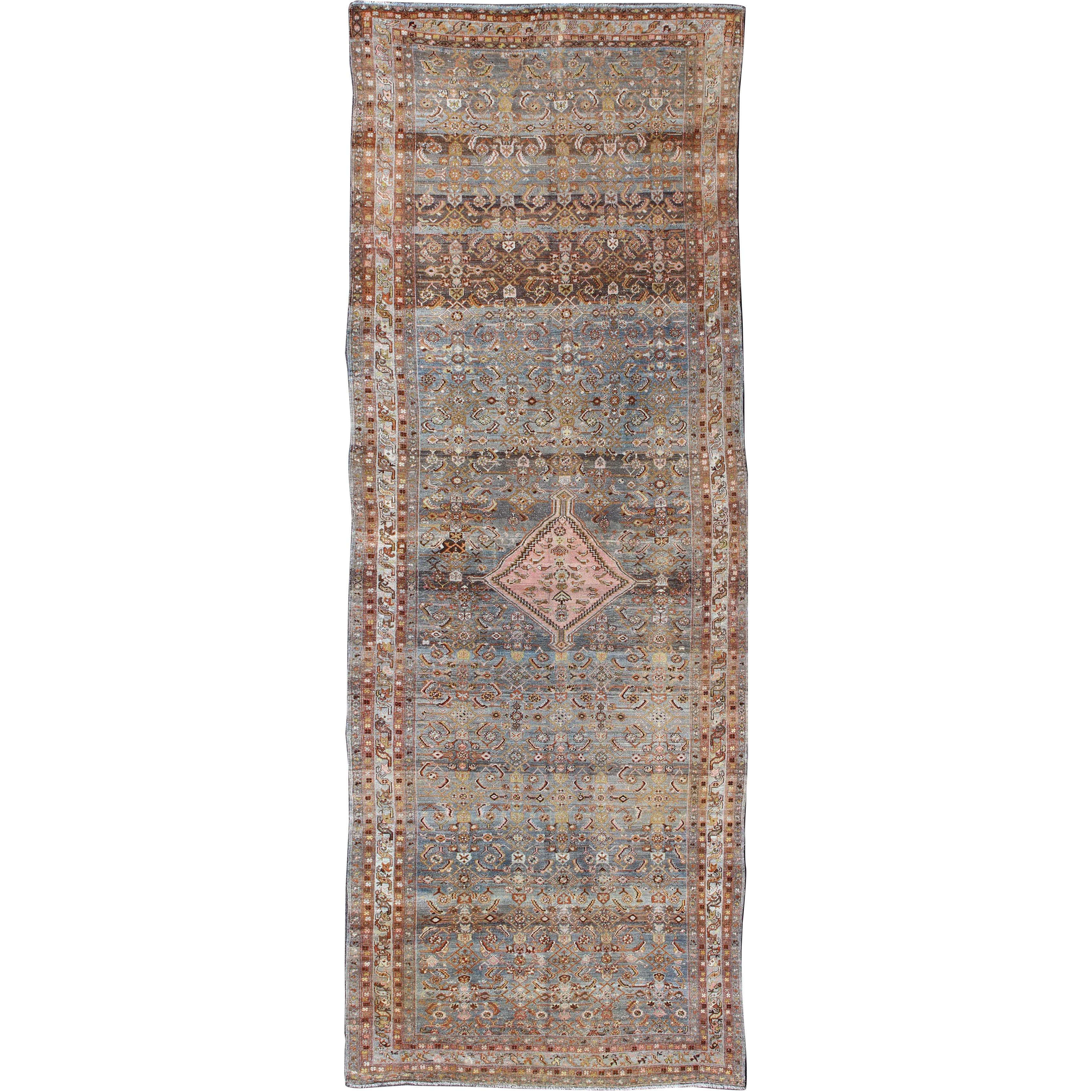 Tapis de couloir persan ancien de style Hamedan avec motif médaillon sous-géométrique sur toute sa surface