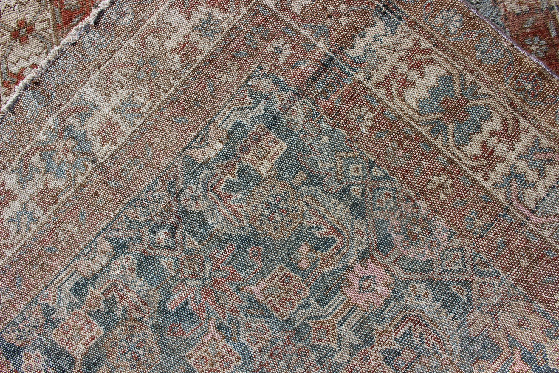 Antiker persischer Hamedan-Läufer mit subgeometrischem Design in Erdtönen mit Rot im Angebot 2