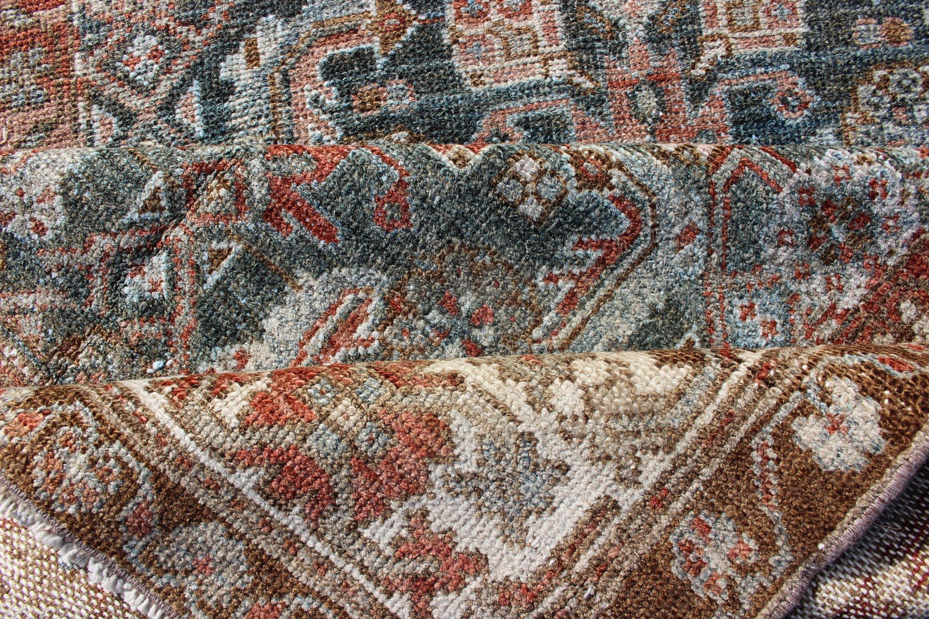 Antiker persischer Hamedan-Läufer mit subgeometrischem Design in Erdtönen mit Rot im Angebot 1