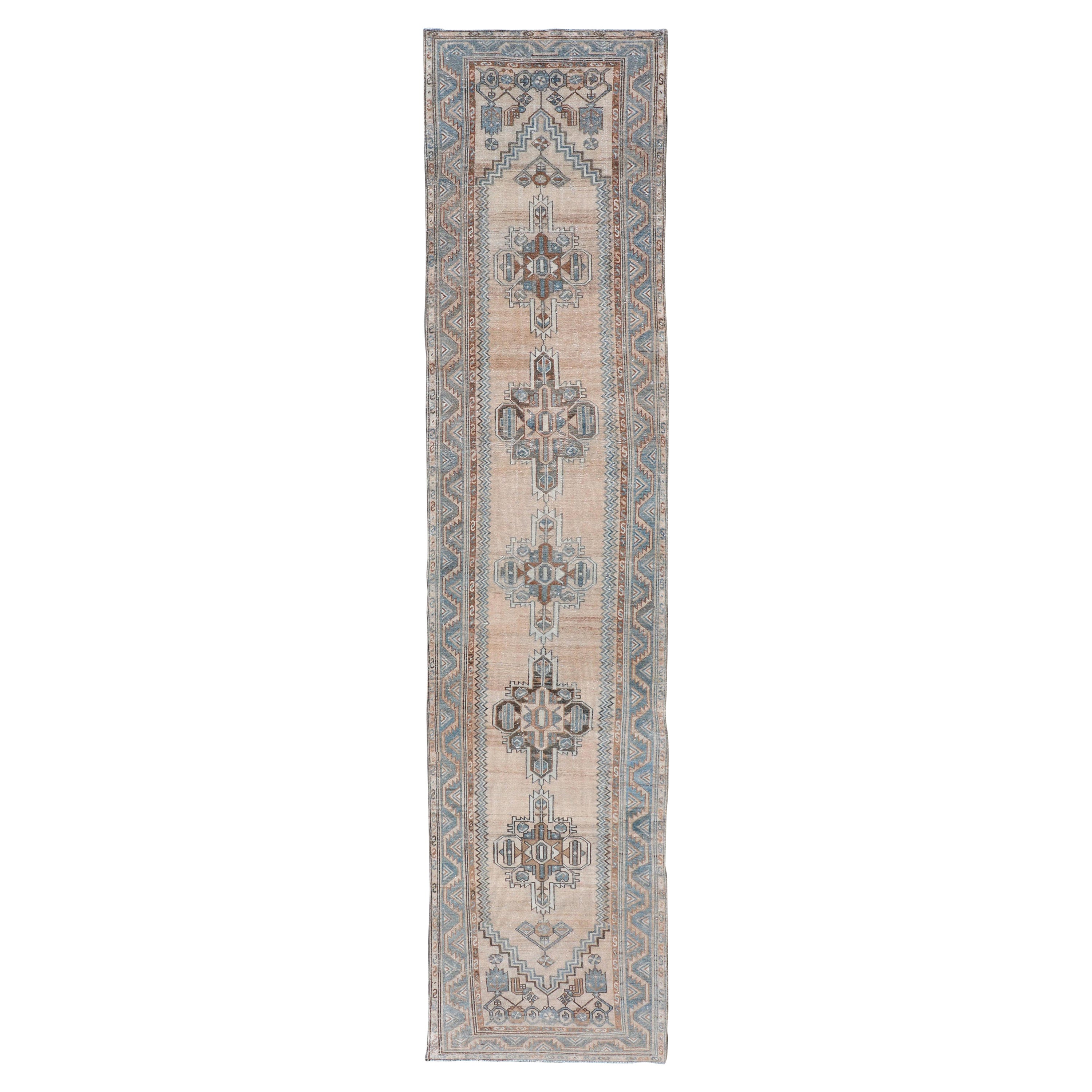 Chemin de table antique persan Hamedan à design Sub-Geometric en bleu doux et crème