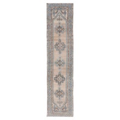 Chemin de table antique persan Hamedan à design Sub-Geometric en bleu doux et crème
