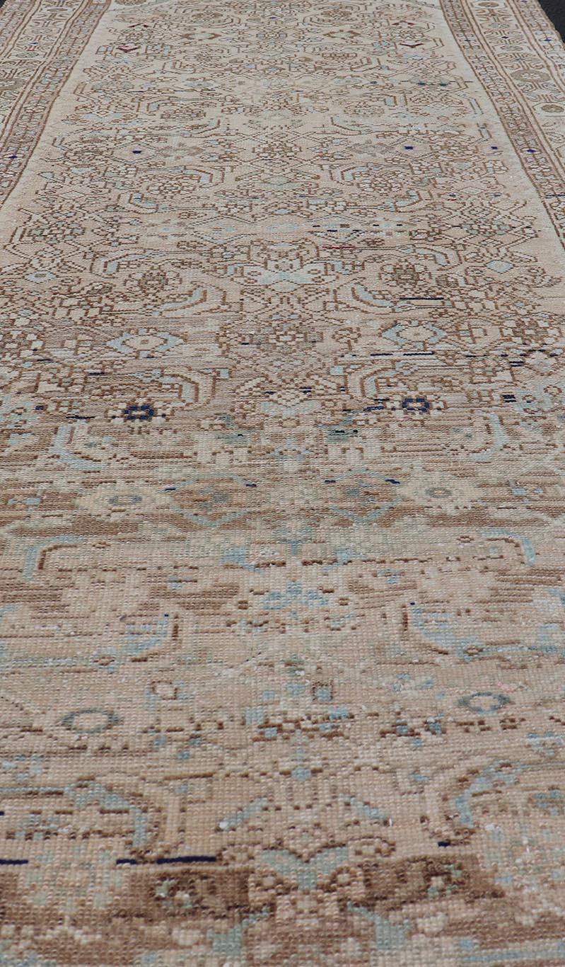 20ième siècle Ancien chemin de table persan Hamedan à motifs tribaux Sub-Geometric en vente