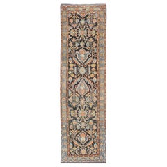 Tapis de couloir persan ancien de style Hamedan à motifs tribaux aux couleurs pastel