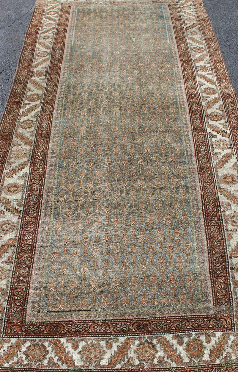 Tapis de couloir persan ancien Hamedan large avec motif sur toute sa surface dans un ton de couleur unique 2