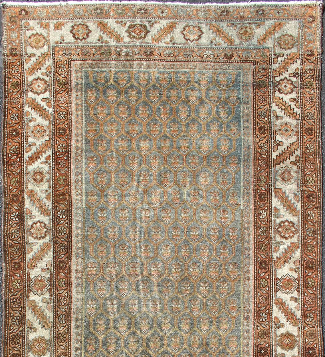 Perse Tapis de couloir persan ancien Hamedan large avec motif sur toute sa surface dans un ton de couleur unique
