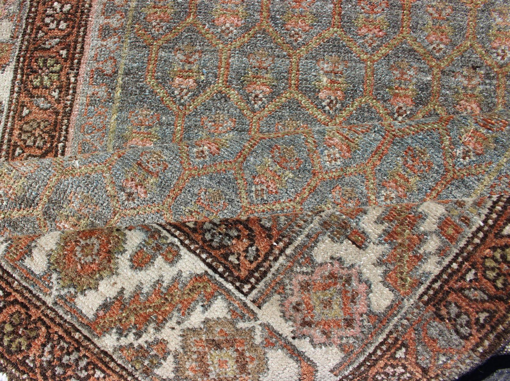 Noué à la main Tapis de couloir persan ancien Hamedan large avec motif sur toute sa surface dans un ton de couleur unique