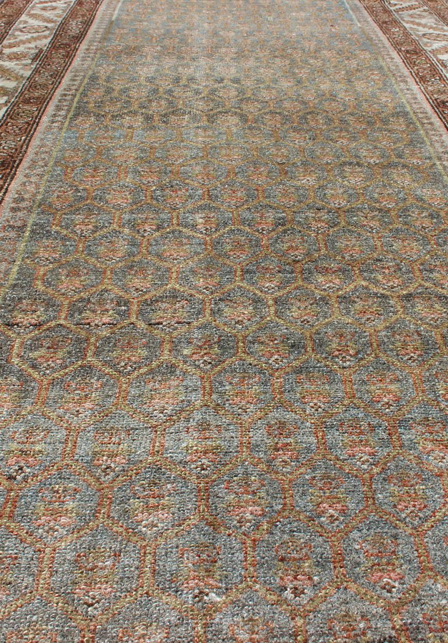 Tapis de couloir persan ancien Hamedan large avec motif sur toute sa surface dans un ton de couleur unique Bon état à Atlanta, GA