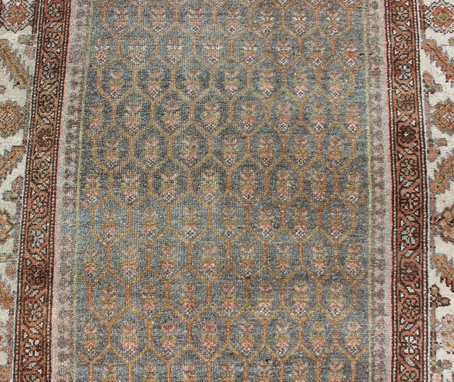 Début du 20ème siècle Tapis de couloir persan ancien Hamedan large avec motif sur toute sa surface dans un ton de couleur unique