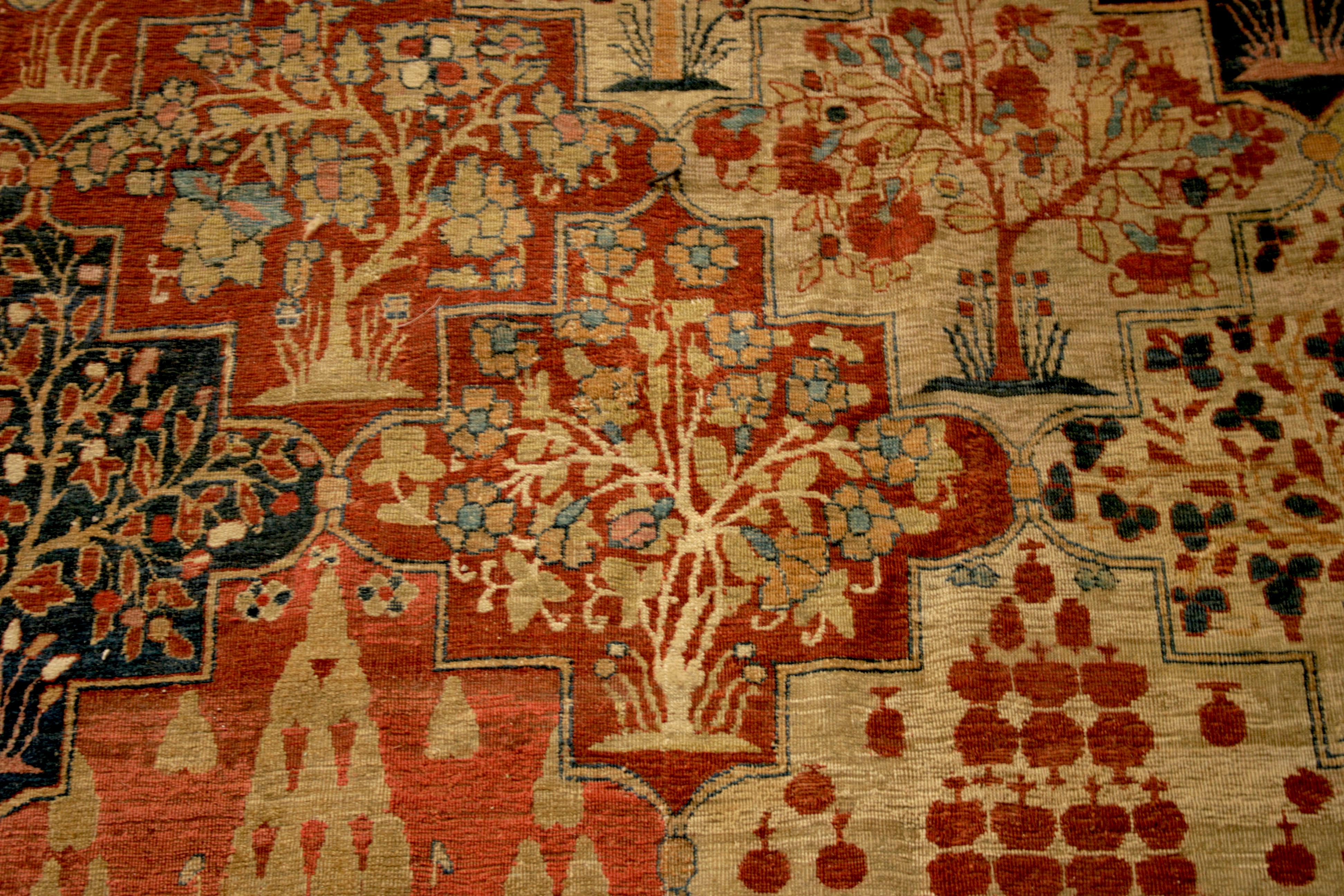 18' x 24'. Les tapis de Kerman, les plus imaginatifs de tous les tapis urbains persans anciens. La ville de Kerman est le siège de la province de Kerman, dans le sud-est de la Perse, et se trouve à une altitude d'environ 2 000 pieds. Le tissage a