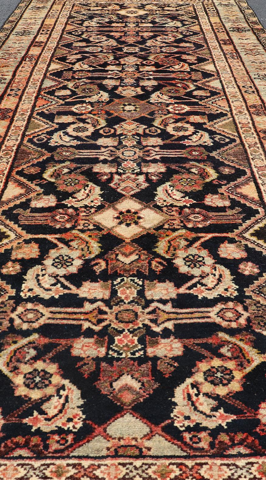 Antiker persischer handgeknüpfter Mahal-Läufer mit dunklem Hintergrund und heller Bordüre, antik im Zustand „Gut“ im Angebot in Atlanta, GA