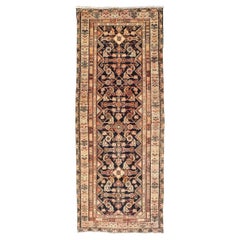 Antiker persischer handgeknüpfter Mahal-Läufer mit dunklem Hintergrund und heller Bordüre, antik