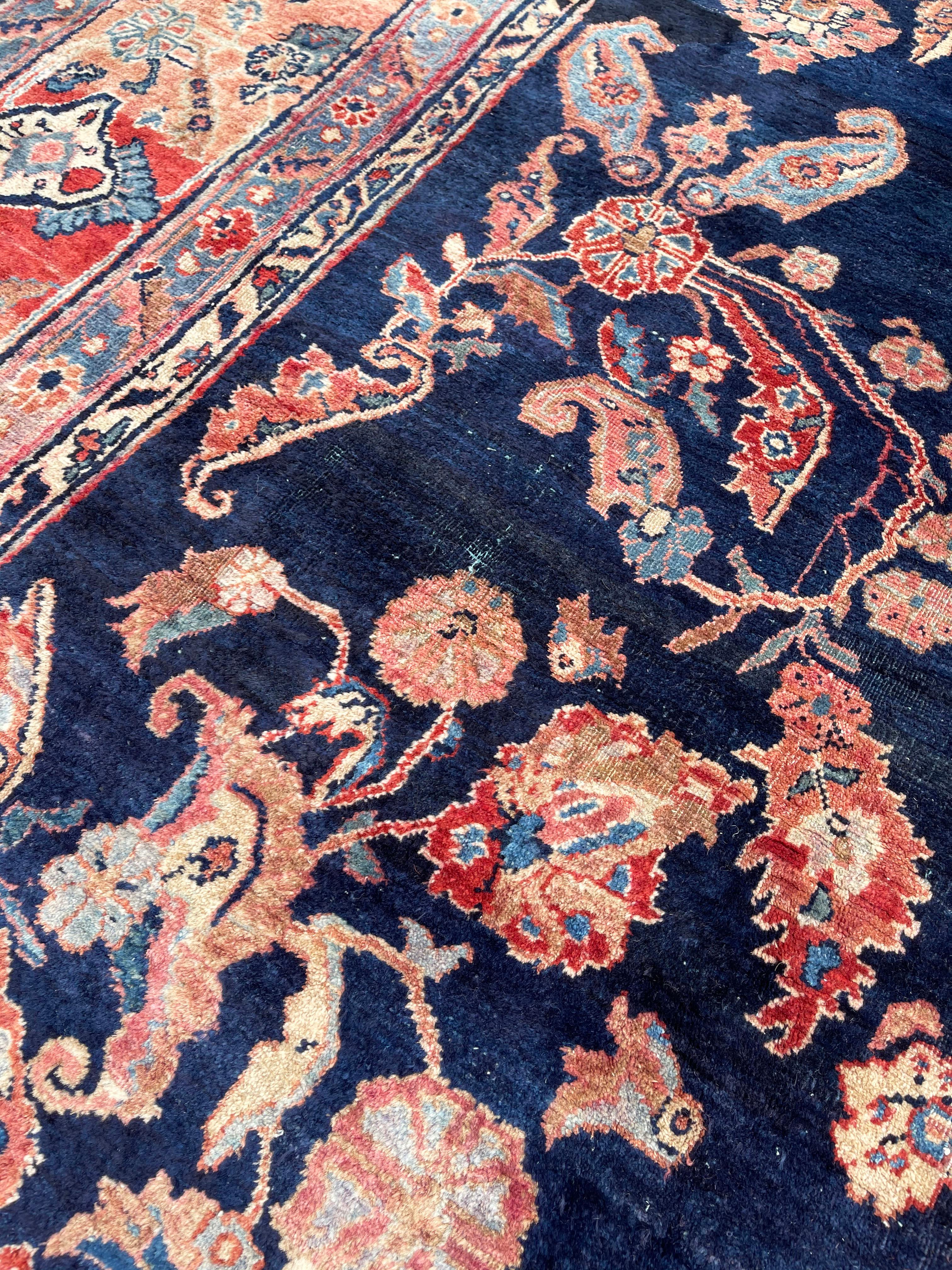 Antiker persischer handgeknüpfter, halb geblümter Sarouk-Teppich in Indigoblau, um 1920 im Angebot 3
