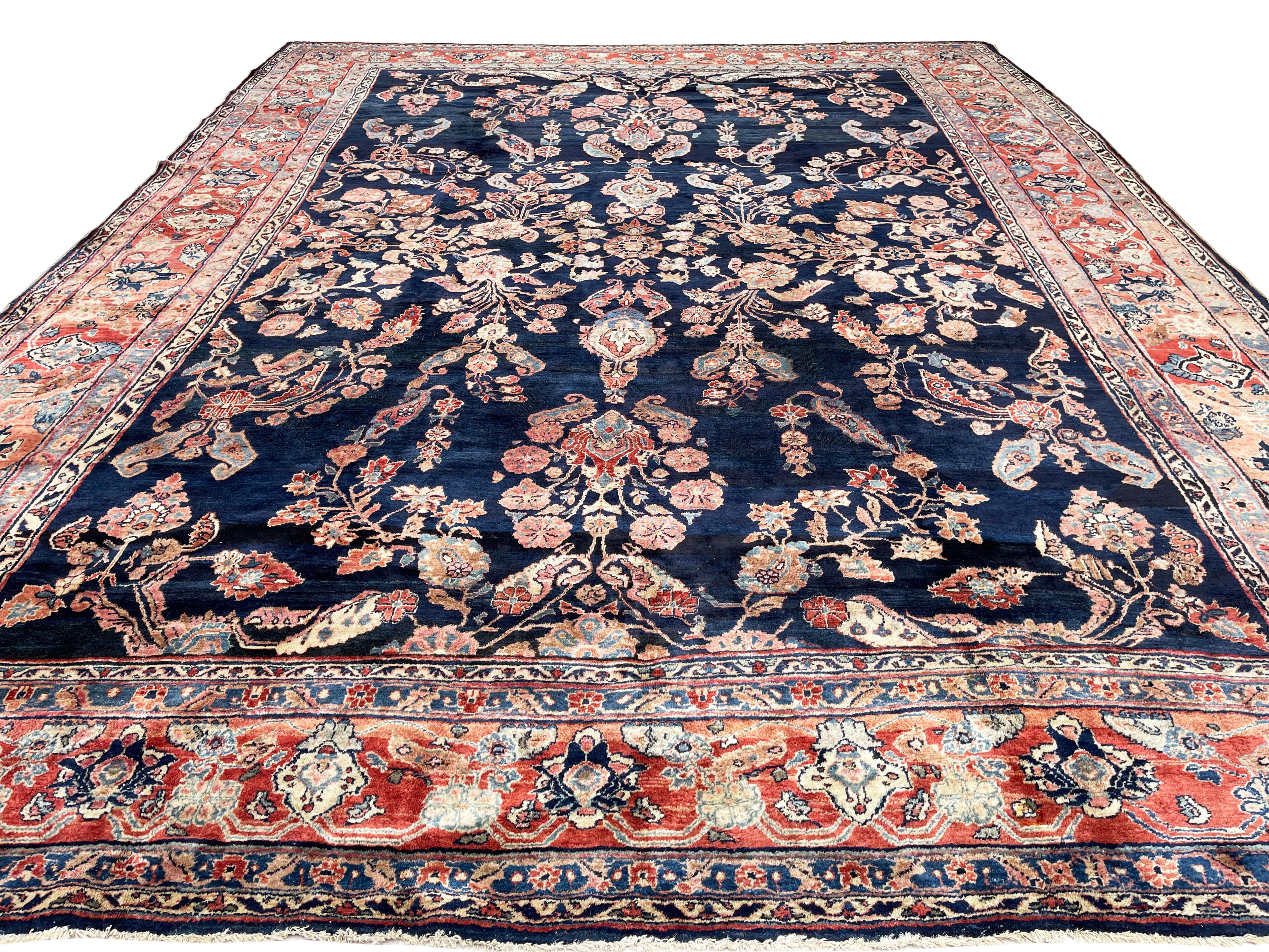 Dieser Teppich ist ein authentischer handgeknüpfter Sarouk-Teppich mit Wollflor und Baumwollgrund. Ein Sarouk oder Sarough Teppich ist eine Art von Perserteppich aus der Provinz Markazi im Iran und sie gehören zu den feinen Auswahlen unter