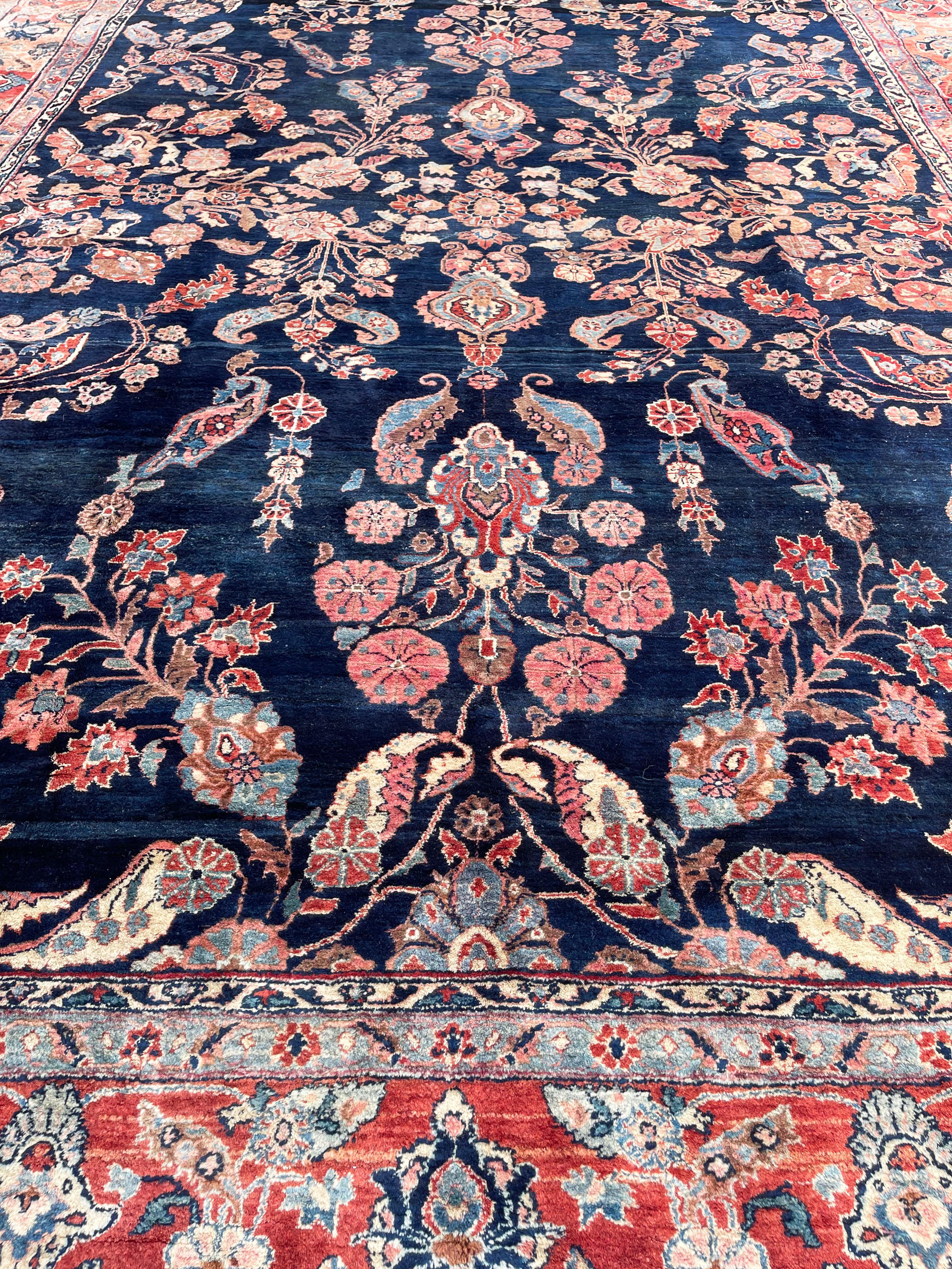 Antiker persischer handgeknüpfter, halb geblümter Sarouk-Teppich in Indigoblau, um 1920 (Persisch) im Angebot