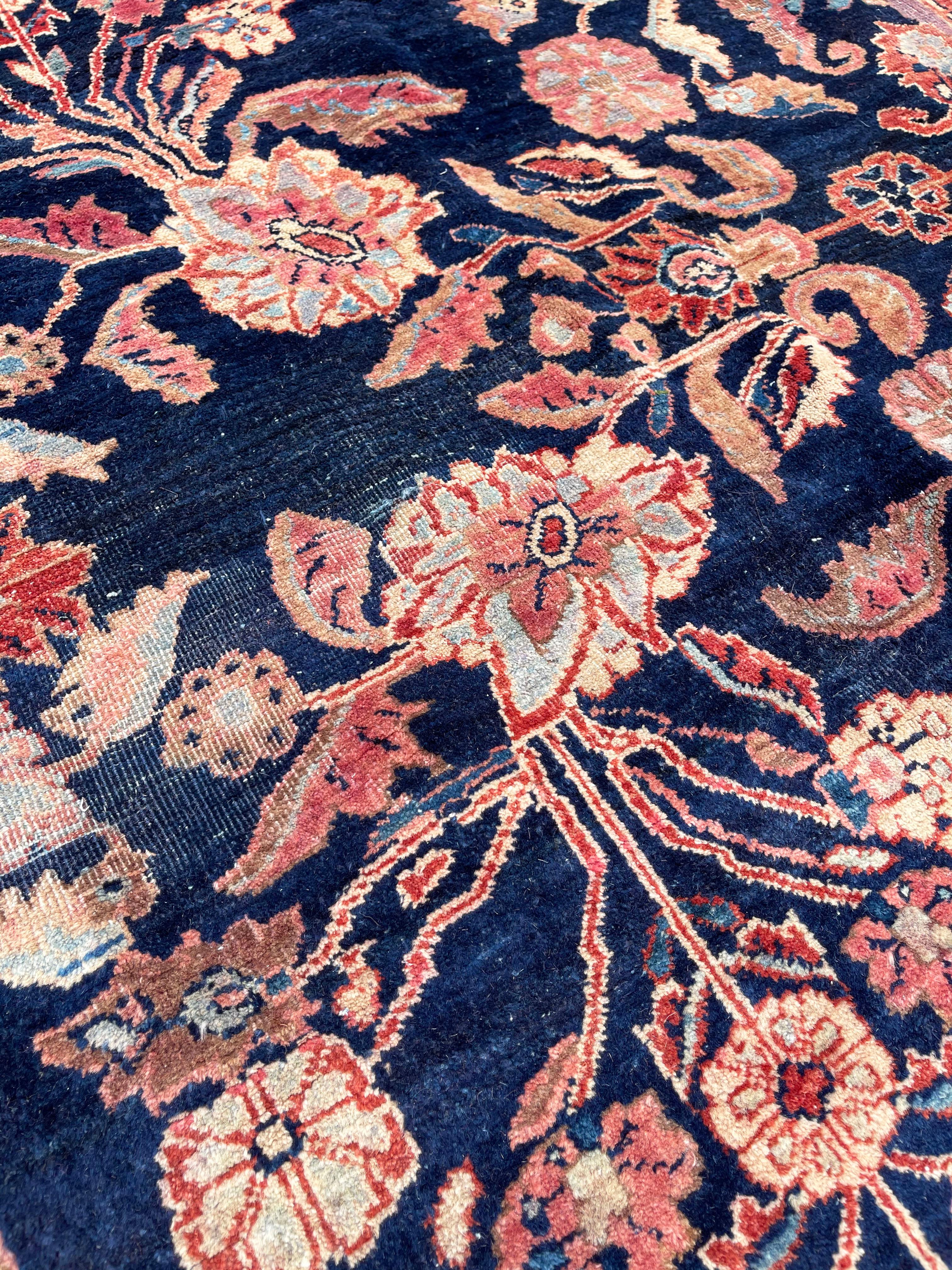 Antiker persischer handgeknüpfter, halb geblümter Sarouk-Teppich in Indigoblau, um 1920 (Wolle) im Angebot