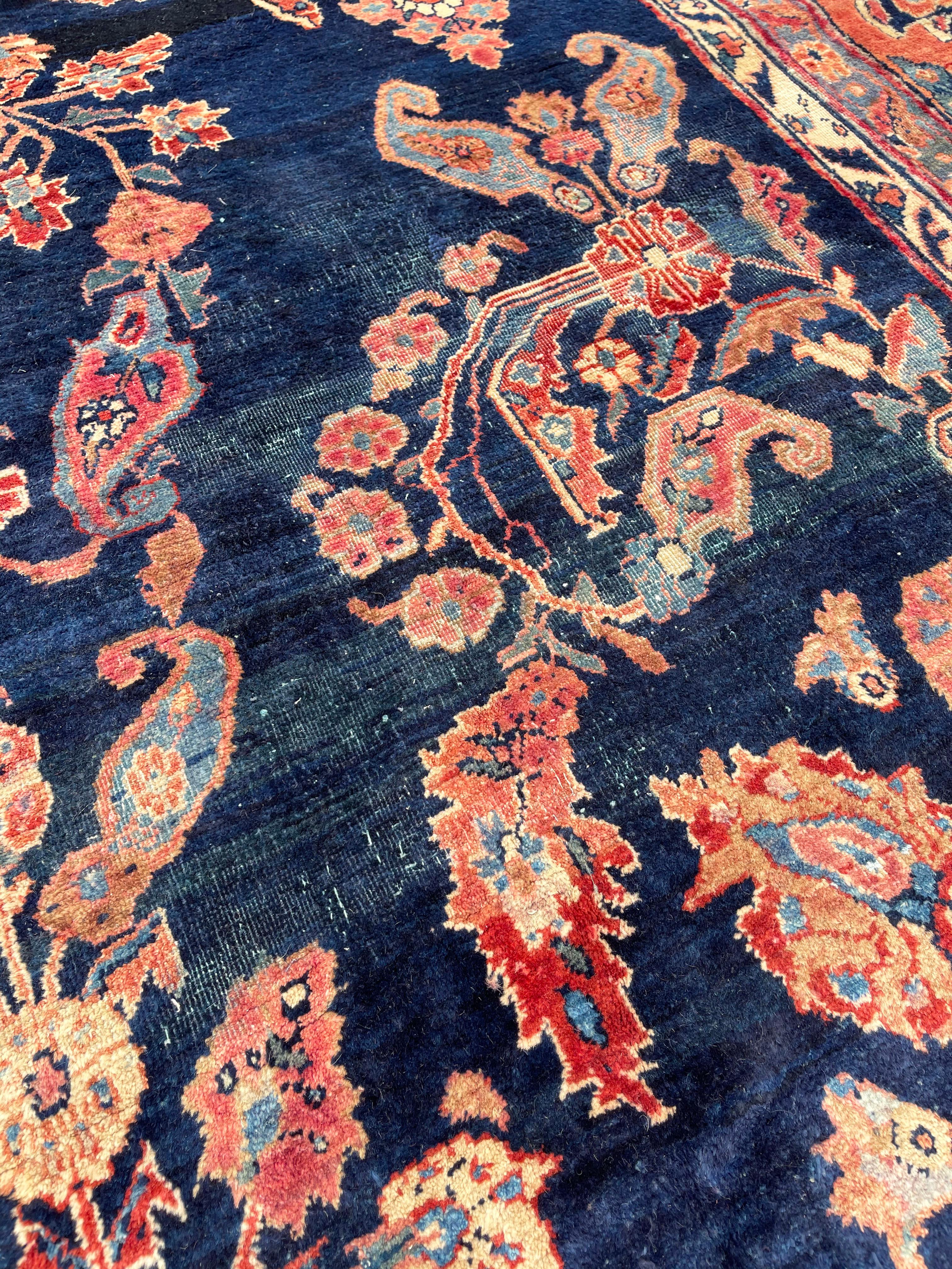 Antiker persischer handgeknüpfter, halb geblümter Sarouk-Teppich in Indigoblau, um 1920 im Angebot 1