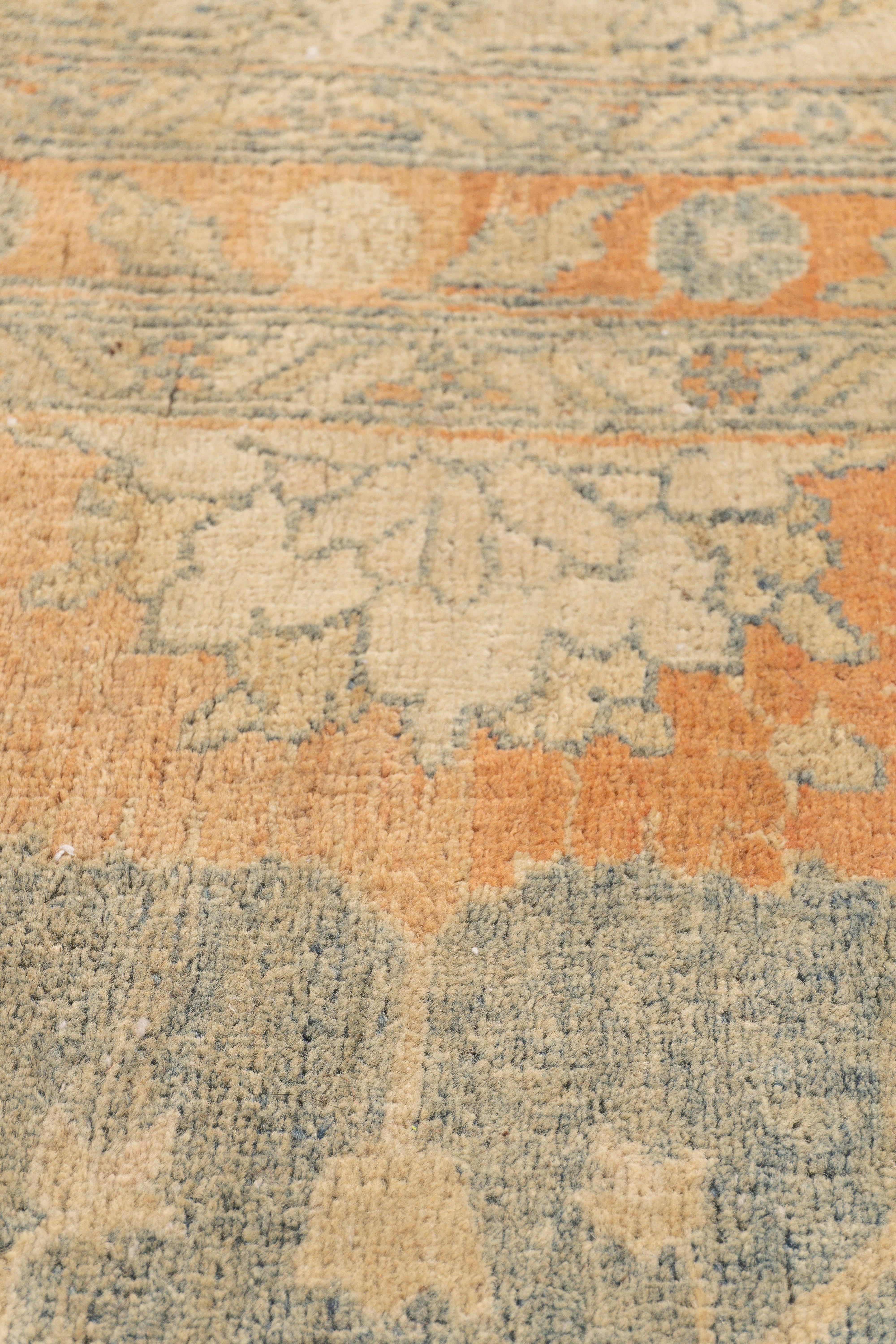Ancien tapis persan noué à la main de Tabriz en vente 3