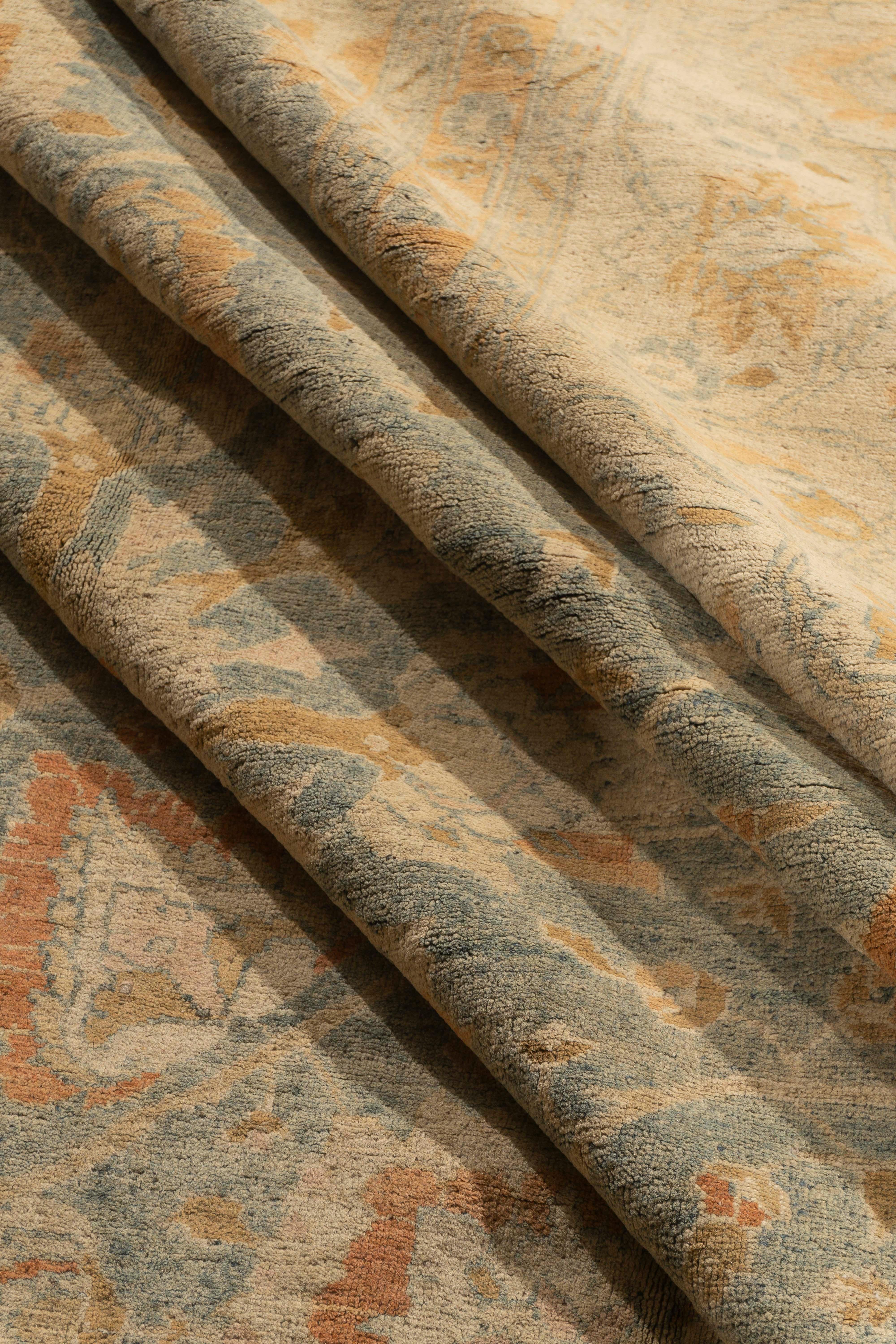 Ancien tapis persan noué à la main de Tabriz en vente 6