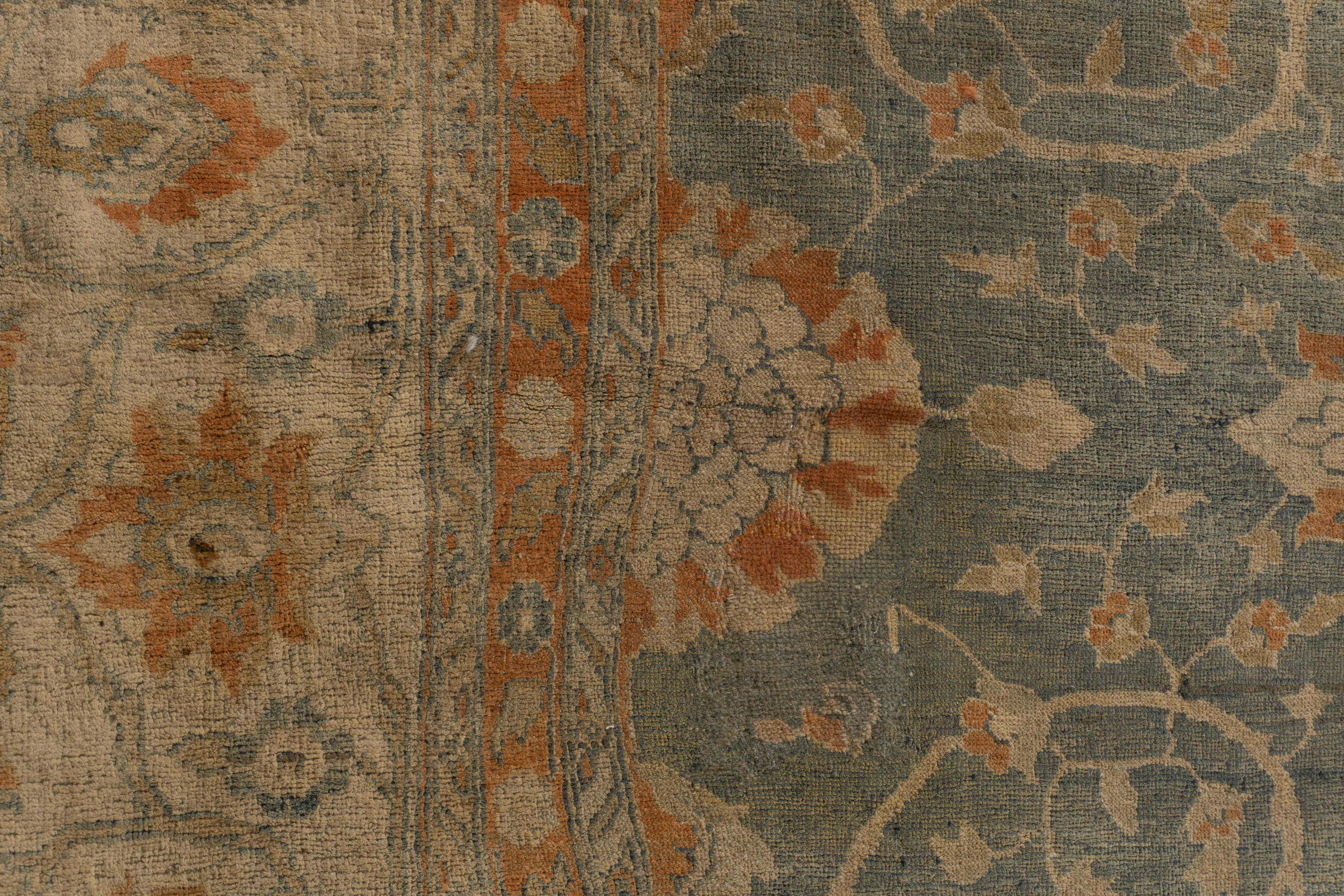 Ancien tapis persan noué à la main de Tabriz Bon état - En vente à New York, NY