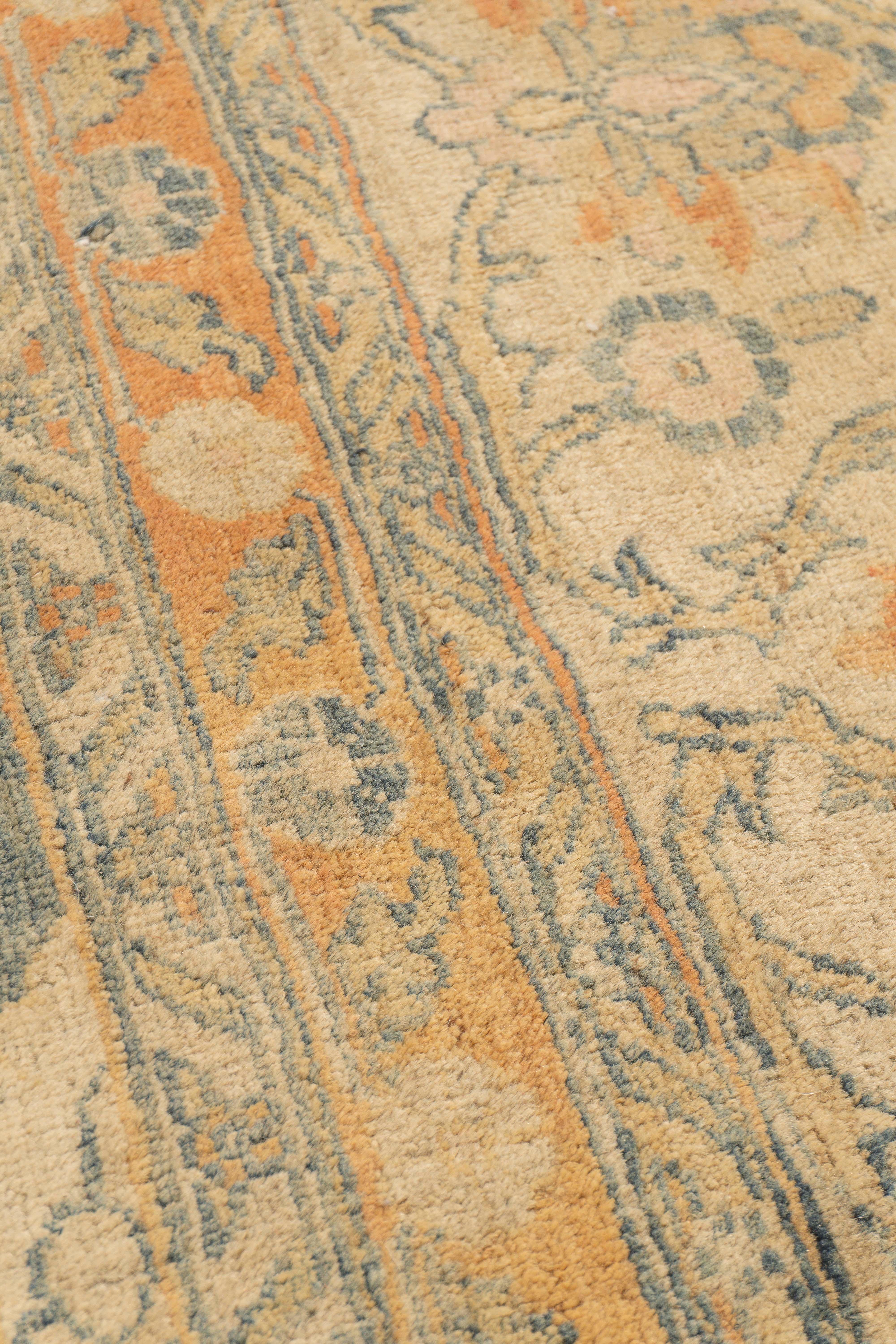 Ancien tapis persan noué à la main de Tabriz en vente 2
