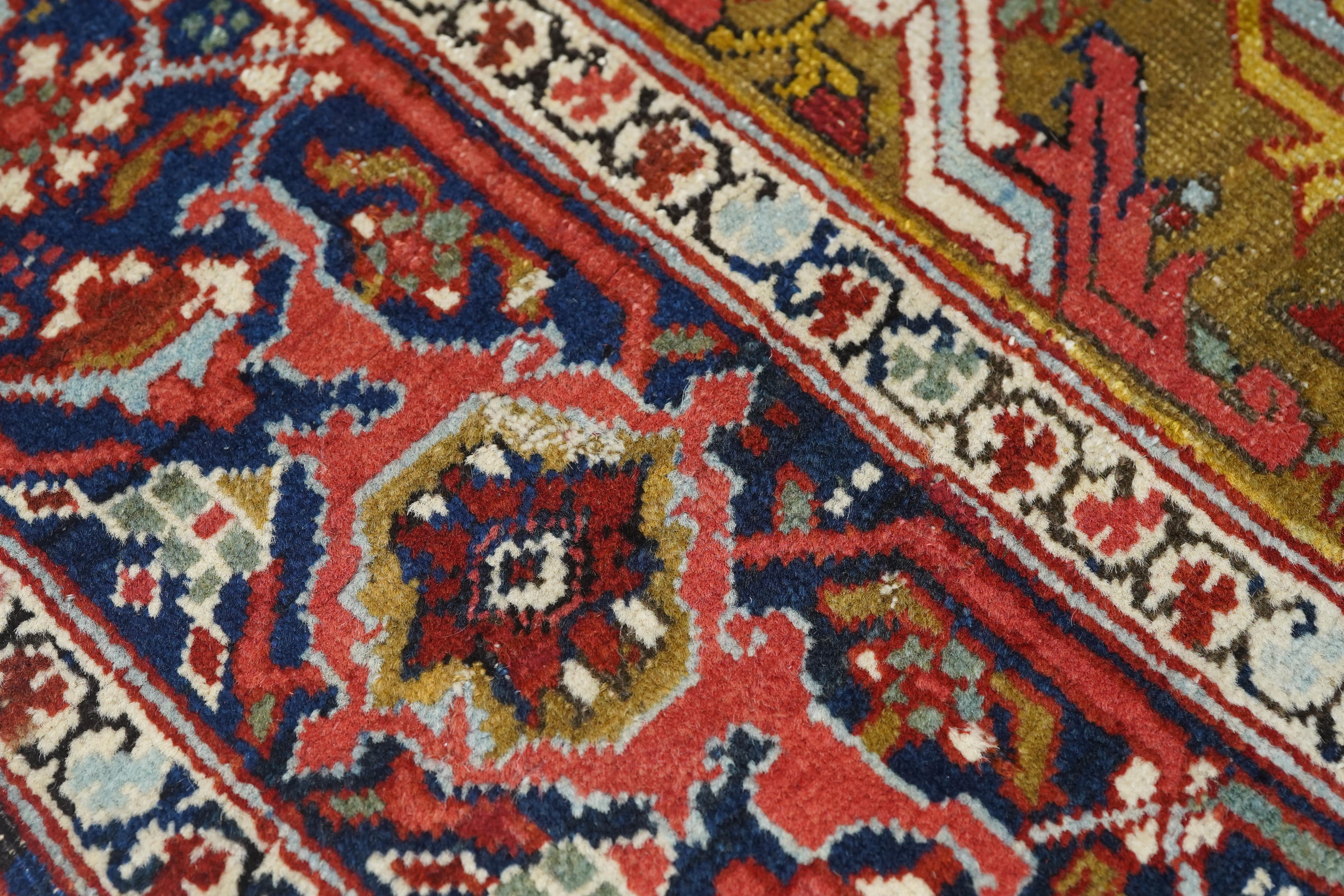 Antique Red Heriz Serapi Rug 4'10'' x 6'9'' In Good Condition For Sale In New York, NY