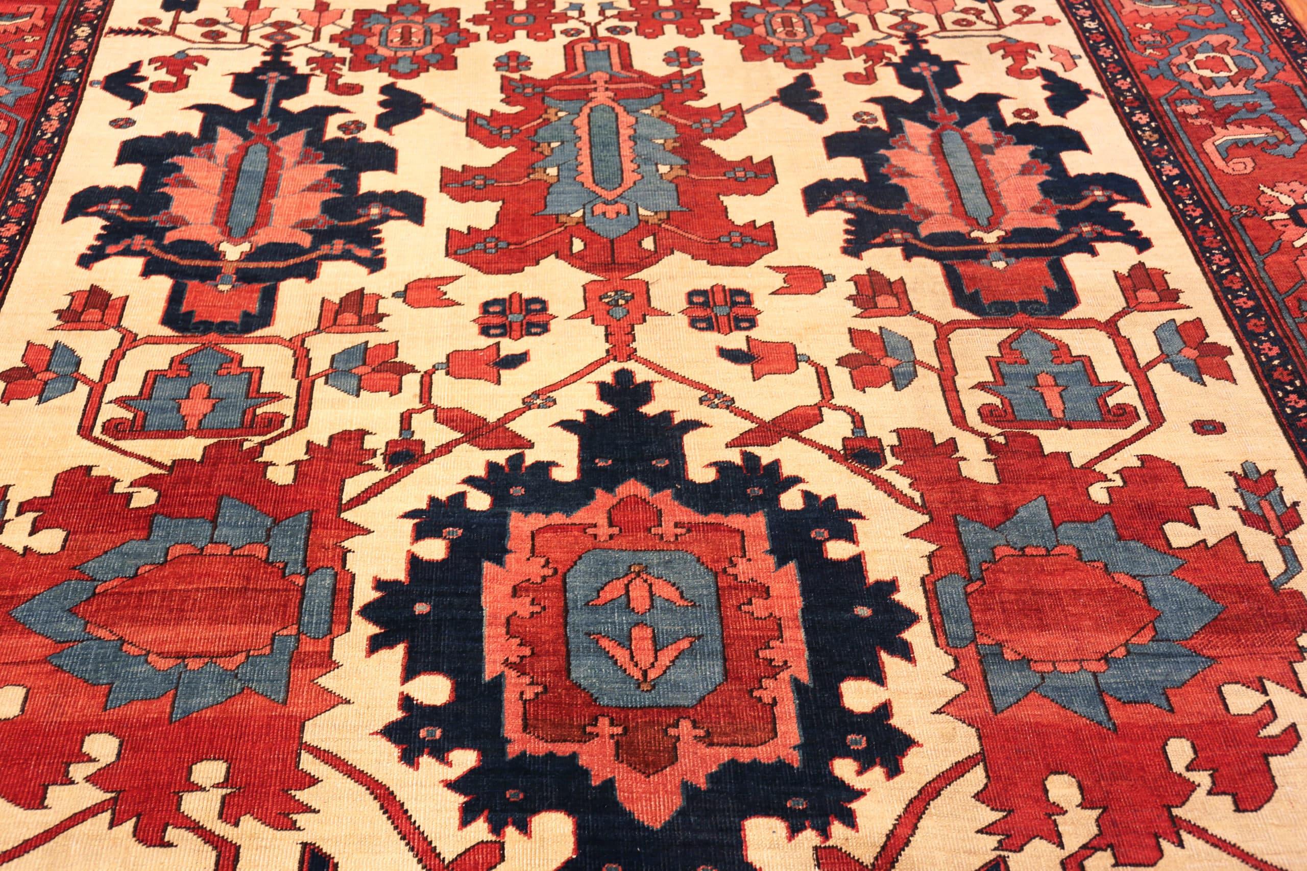 Nazmiyal Collection Antique Persian Heriz Area Rug. Size: 9 ft 2 in x 13 ft 4 in In Good Condition In New York, NY