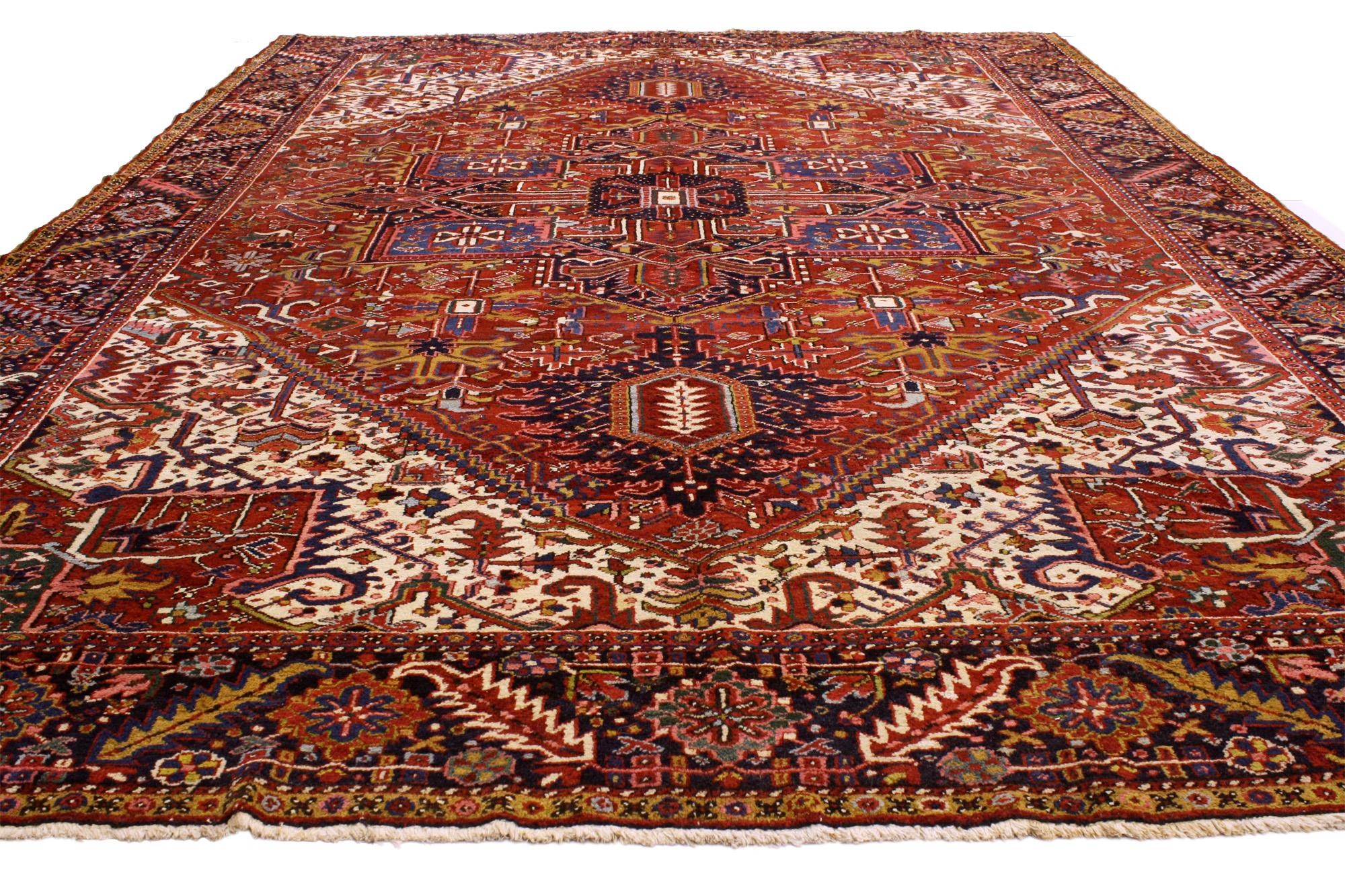 77030 Antiker persischer Heriz-Teppich, 10'00 x 13'02. Dieser handgeknüpfte antike persische Heriz-Teppich aus Wolle, der auf den alten Webstühlen im Nordwesten Persiens entstanden ist, entfaltet sich wie ein Folio aus einem verlorenen Epos - seine
